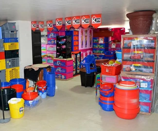 Exhibición histórica de recipientes, canastas y artículos para el hogar